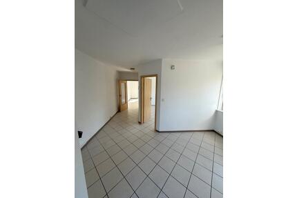 Büro Gewerbe Singlewohnung Obergeschoss Balkon 48m2 Stellplatz - Hatten