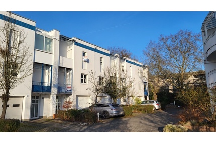 Wieder verfügbar! RMH mit Garage, 2 Balkonen, Garten und Terrasse - Wiesbaden