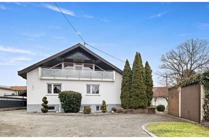 Freistehendes Ein- bis Zweifamilienhaus mit großem Grundstück und drei Garagen. - Dietingen