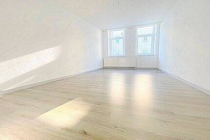 4 Zi. Wohnung*Tageslichtbad mit Dusche & Eckbadewanne* Gartennutzung*Stellplatz mgl.* - Lützen