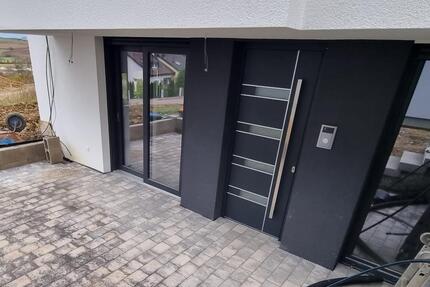 Moderne 2- Zimmer-Souterrainwohnung mit Terrasse im Neubau - Weil der Stadt