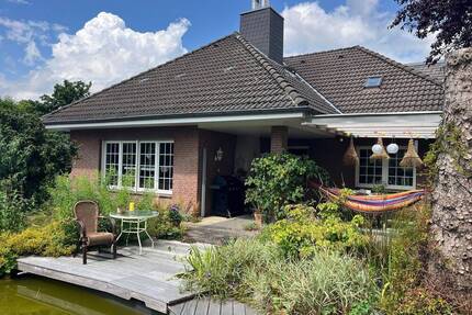 Charmantes Einfamilienhaus mit Keller, Einliegerwohnung, Teich und Doppelgarage - Ratekau