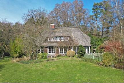 Repräsentatives Familienhaus unter Reet auf großem Grundstück - Bendestorf