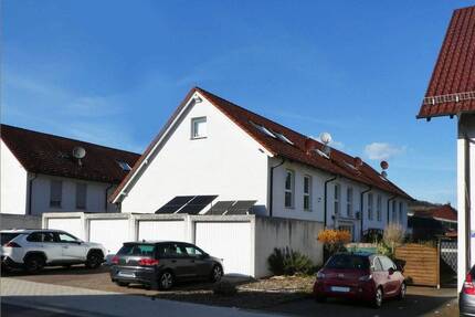 AUMÜLLER-Immobilien - Freundliches Niedrig-Energie-Reihenendhaus mit Garage in Wächtersbach-Stadt