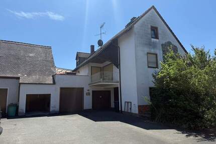 2-Familien-Haus | EINE WOHNUNG FREI AB NOVEMBER | mit kleiner Lagerhalle & 3 Garagen - Langensendelbach