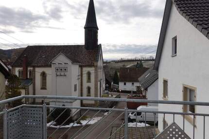 Attraktive 8 Zimmerwohnung Wohnung mit zusätzlichem Dachgeschoss, Garage und 2 Balkone in EpfenhofenBlumberg