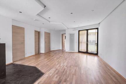 Renovierte 2,5-Zimmer-Wohnung im EG mit Balkon und Tiefgaragenstellplatz in FREIBURG-LITTENWEILER - Freiburg im Breisgau / Littenweiler