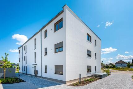 *Neuwertige 2-Zimmer-Erdgeschoss-Wohnung mit Privatgarten* - KFW 55 - Straubing