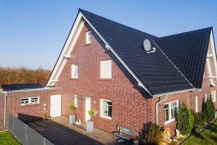 Moderne Doppelhaushälfte in Hage mit Stil und hochwertiger Ausstattung auf ca. 155 m²