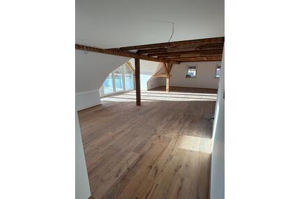 2 Zimmer Dachgeschoss Wohung - 1.200,00&nbsp;EUR Kaltmiete, ca.&nbsp; 106,00&nbsp;m&sup2; in Neustadt an der Aisch (PLZ: 91413)