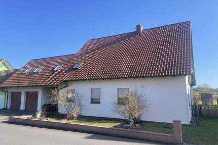 Zweifamilienhaus mit Sauna & Traumgarten - Viel Platz in ruhiger Ortsrandlage - Hofheim i.UFr. Ostheim