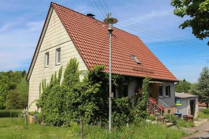 Charmantes Einfamilienhaus mit großen Garten, 2 Garagen und einem Freistellplatz - Wüstenrot Kreuzle