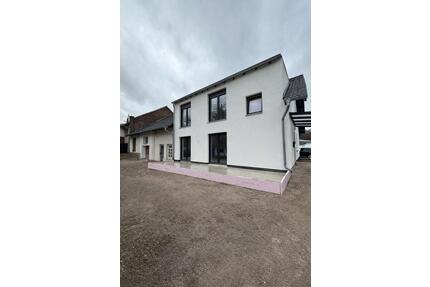 Moderne kernsanierte 3-Zimmer-Erdgeschosswohnung mit Terrasse - Overath