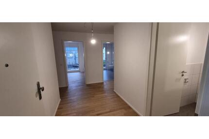 Neuwertige 2,5-Zimmerwohnung mit Terrasse und Gartenanteil - Täferrot