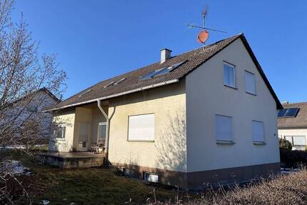 Zweifamilienhaus mit 4 + 5 Zimmerwohnung in 78579 Neuhausen
