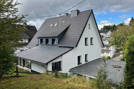 Zweifamilienhaus mit Einliegerwohnung - modernisiert, großzügig, wirtschaftlich durchdacht - Kirchhundem / Würdinghausen