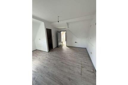Großzügige Dachgeschosswohnung - 700,00&nbsp;EUR Kaltmiete, ca.&nbsp; 70,00&nbsp;m&sup2; in Saarbrücken (PLZ: 66115) West