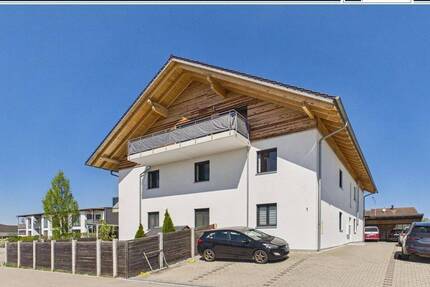 Stil, Charakter, Ausstrahlung! Moderne 3-Zimmer-Wohnung mit Sichtdachstuhl und Lift in Adlkofen!