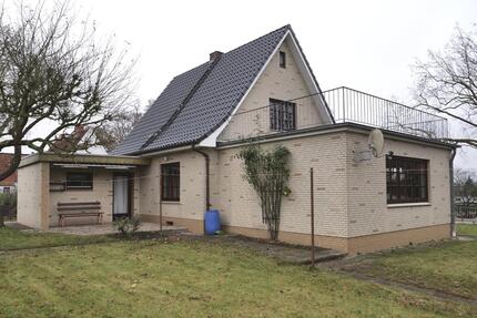 Einfamilienhaus mit großem Garten, Kellerräumen & zwei Garagen – - Lütjenburg