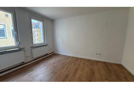 St. Peter ! 2-Zi.-Altbau-Whg., 39 m², Laminat, ohne Balkon, im 2.OG ohne Aufzug - Nürnberg Glockenhof