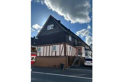 Einfamilienhaus im DHH-Stil mit Balkon, Terrasse, Garten und KFZ-Stellplatz in Dillenburg-Frohnhausen