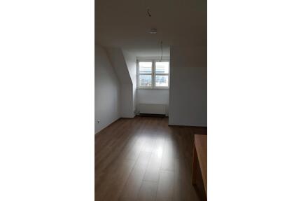 Dachgeschoss Wohnung in FFM Niederrad 1.190,- Warmmiete 80 qm - Frankfurt am Main