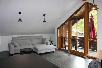 Hochwertige, möblierte 2-Zimmer-Wohnung in herrlicher Siedlungslage von Deggendorf zu vermieten.