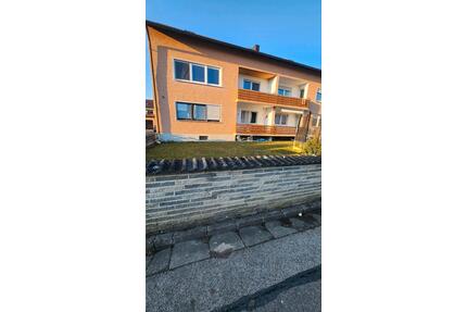 Gepflegtes 3 Zimmer Erdgeschosswohnung Balkon Garten Garage - Tegernheim