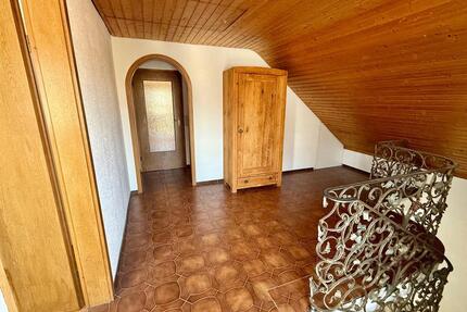 Helle 3 Zimmer DG-Whg. mit überdachter Loggia in Langensendelbach