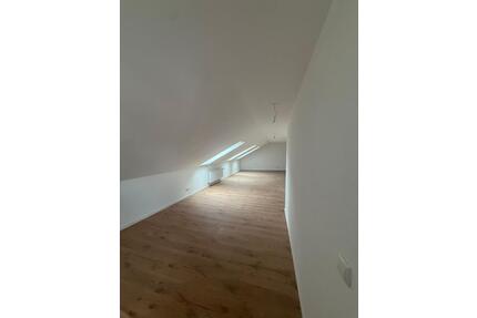 Helle 4-Zimmer Wohnung in Niederaichbach 2. Stock Dachgeschoss