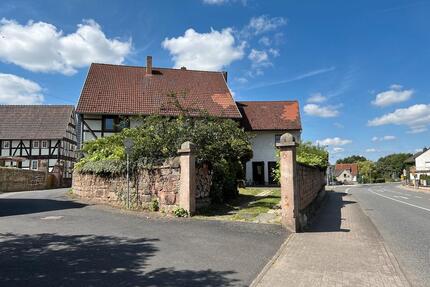 Geräumiges Wohnhaus in zentraler Lage mit reichlich Lagerfläche - Krayenberggemeinde