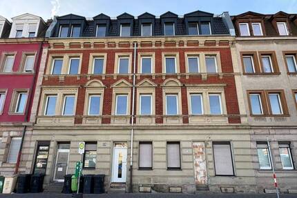 Historisches Mehrfamilienhaus mit großem Entwicklungspotenzial in zentraler Fürther Lage