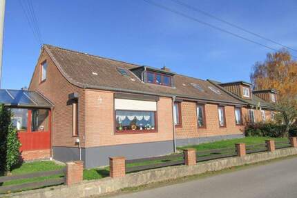 Perfekt für WohnenArbeiten! Resthofhälfte mit Werkstätten, Lagerräumen und Doppelgarage sowie Acker-Grünfläche - Schönkirchen Schönhorst