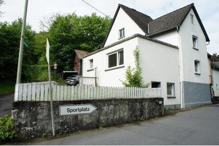 ** RENOVIERTES EINFAMILIENHAUS - IN RUHIGER LAGE IN SELBACH ****