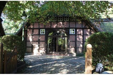 Historisches Fachwerkhaus mit Reetdach auf 1661 m^2 Grundstück - Ganderkesee