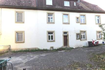 Preisgünstig - Teilsanierte 4-Zimmer Wohnung mit Gartenanteil zentral in Rot am See