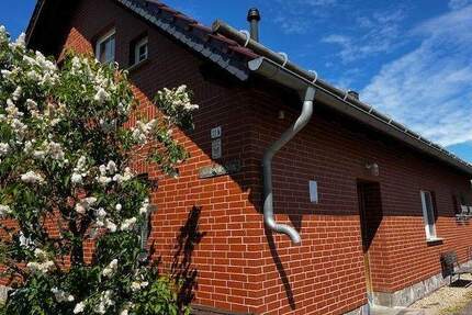 Charmantes Einfamilienhaus mit großzügigem Nebengelass in ländlicher Idylle in Rauen!