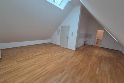 Helle Dachgeschosswohnung mit neuer Küche & ruhiger Lage Teilmöbl - Langquaid