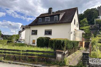 Haus zum Kaufen in Aßlar-Ortsteil 215.000,00 € 215 m²
