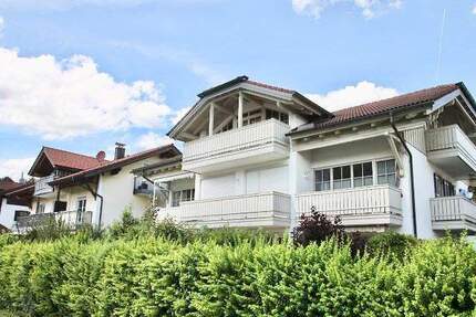Sehr hübsch 2,5-Zimmer-Wohnung im 1. OG, mit Bergblick und zwei Balkonen. - Piding Mauthausen
