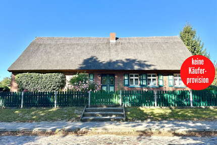 HORN IMMOBILIEN ++ charmantes Reetdachhaus mit Nebengebäude und schönem Grundstück - Spantekow / Rebelow