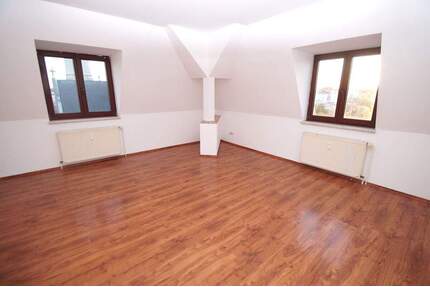 großzügige 3-Zimmer-DG-Wohnung mit großer Küche, Bad mit Badewanne und Dusche - Magdeburg Sudenburg