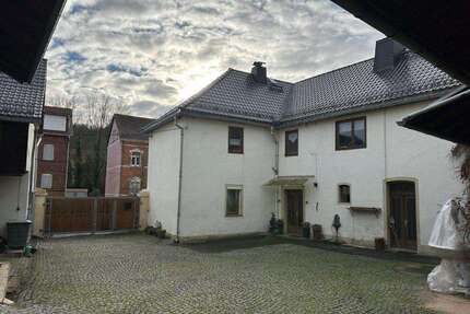 3- Seitenhof mit großer Scheune, 4 Garagen und großem Grundstück - Pößneck