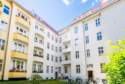 Bezugsfrei in Steglitzer Bestlage: Sanierte 2-Zimmer-Gründerzeit-Wohnung mit Balkon - Berlin