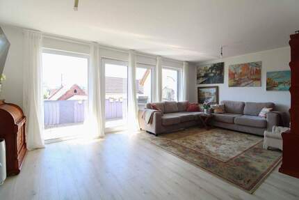 Neuwertige Etagenwohnung mit Balkon, 2 Carport - Stellplätzen & Wärmepumpe - Wohnkomfort in Goldbach