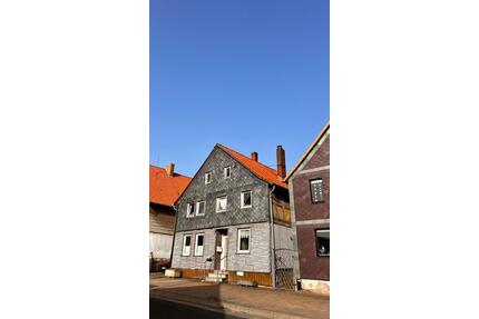 Charmantes Einfamilienhaus mit Entwicklungspotenzial - Springe