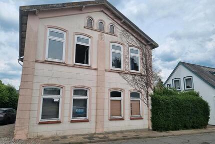 Mehrfamilienhaus inWesse - 124.000,00&nbsp;EUR Kaufpreis, ca.&nbsp; 175,00&nbsp;m&sup2; in Wesselburen (PLZ: 25764)