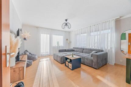 Helle und geräumige 3,5 Zi. Wohnung mit Sonnenbalkon, Burgblick und Einzelgarage - Beuren