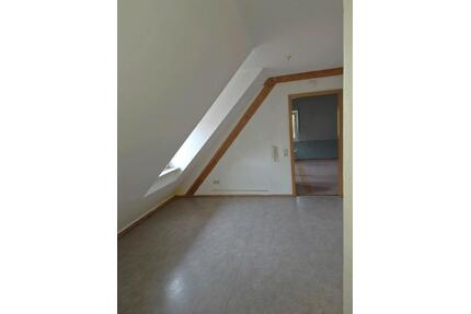 2 Zimmer Dachgeschoss wohnung 477€ kaltmiete + 125€ Nebenkosten. - Neunkirchen