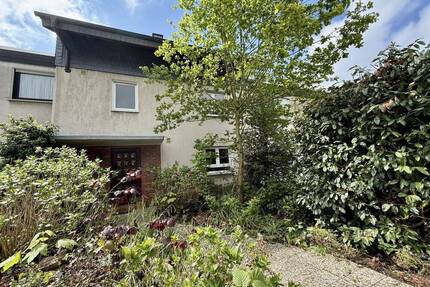 Fröndenberg: Zweifamilienhaus mit üppigem Platzangebot für die gesamte Familie plus separater Garage